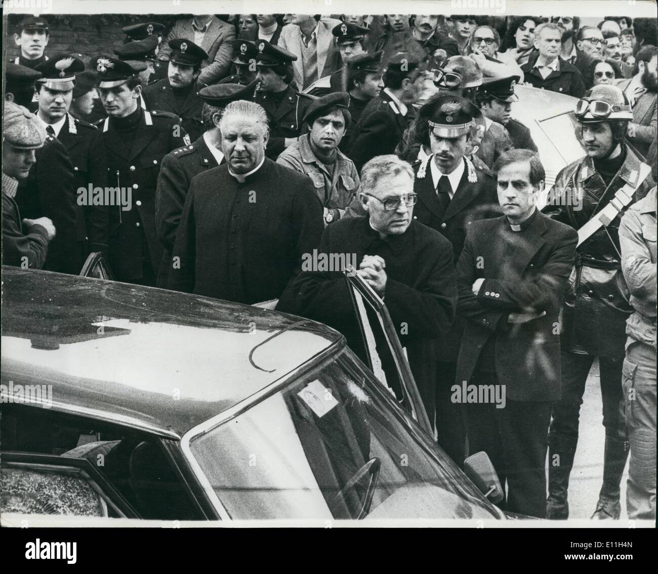 Mar 03, 1978 - guardie di polizia ucciso in Aldo Moro rapimento: Cinque poliziotto italiano che hanno formato la scorta di Aldo Moro. Presidente della Christan Partito Democratico, hanno colpito a morte dalle Brigate Rosse i terroristi in una strada di Roma la scorsa settimana. Essi poi rapiti statista italiano che è stato il primo ministro italiano per cinque volte. Moro era il suo modo alla chiesa dove egli andava ogni mattina circa 9 a.m. Foto Stock