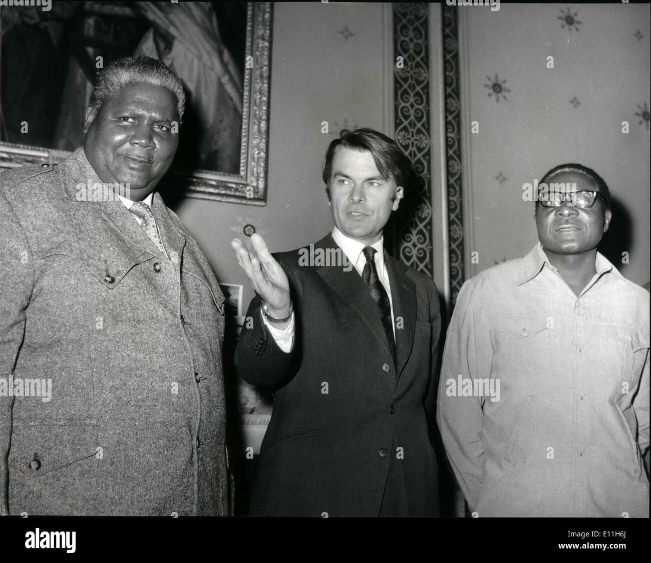 Mar 03, 1978 - Fronte Patriottico Leader incontrano Dr Owen presso il Foreign Office: Dr Owen il Segretario di Stato per gli affari esteri si è incontrato con il rhodesiano Fronte Patriottico leader, signor Joshua Nkomo e il signor Robert Magabe, presso il Foreign Office di ieri. La foto mostra il Dr Owen presso il Foreign Office di ieri con i suoi due ospiti - Rhodesiano Fronte Patriottico Leader Signor Joshua Nkomo (sinistra) e il signor Robert Magabe. Foto Stock