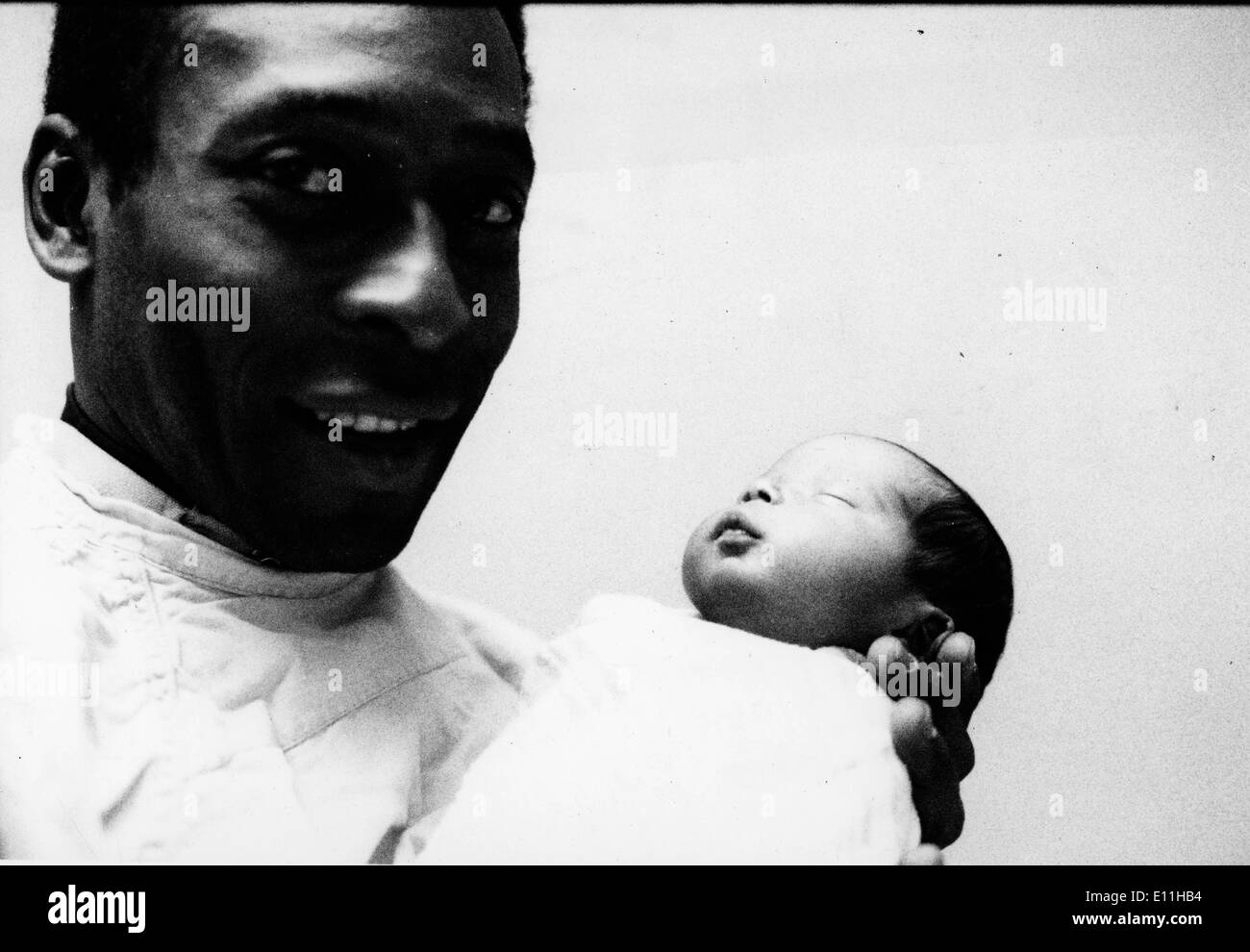 Pele holding neonato figlia Jennifer Foto Stock