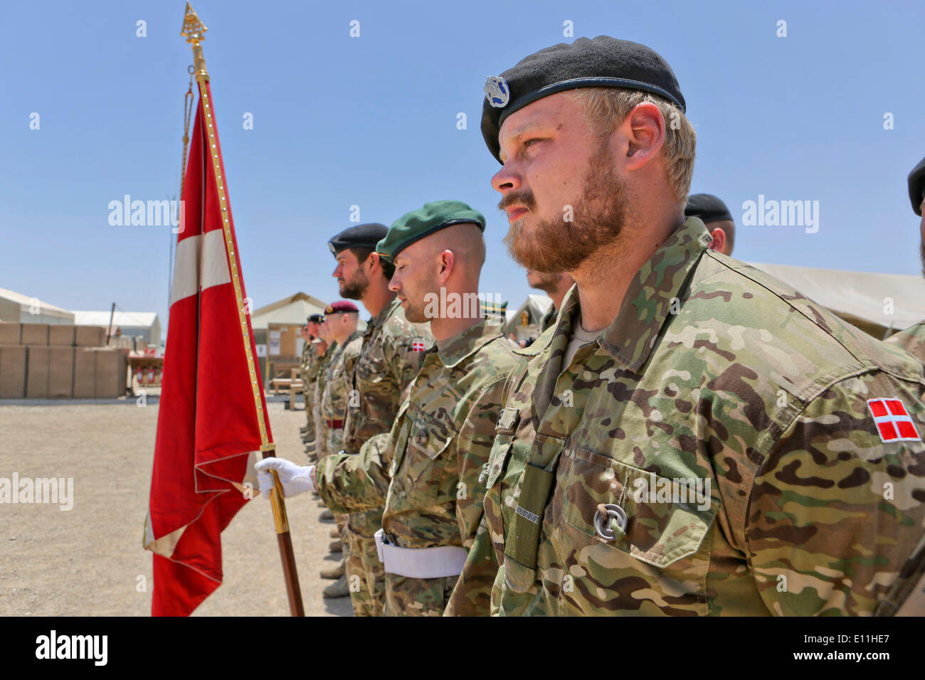 Danese soldati dell esercito di stand in formazione durante il fine della cerimonia di funzionamento che segna la fine del danese le operazioni di combattimento in Afghanistan 20 maggio 2014 presso il Camp Viking, provincia di Helmand, Afghanistan. Foto Stock