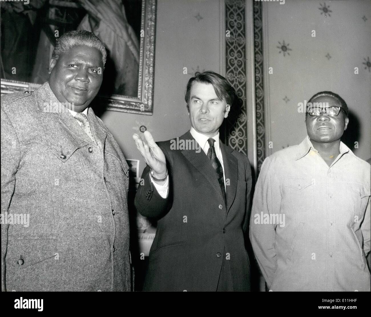 Mar 03, 1978 - Fronte Patriottico Leader incontrano Dr Owen presso il foreign office : Dott.ssa Owen il segretario di Stato per gli affari esteri non con rhodesiano Patricia leader anteriore, signor Joshua Nkomo e il signor Robert Magabe, presso il Foreign Office di ieri. La foto mostra il Dr Owen presso il foreign office ieri. con i suoi due ospiti - Rhodesiano Fronte patriottico leader Signor Joshua Nkomo (sinistra) e il signor Robert magabe. Foto Stock