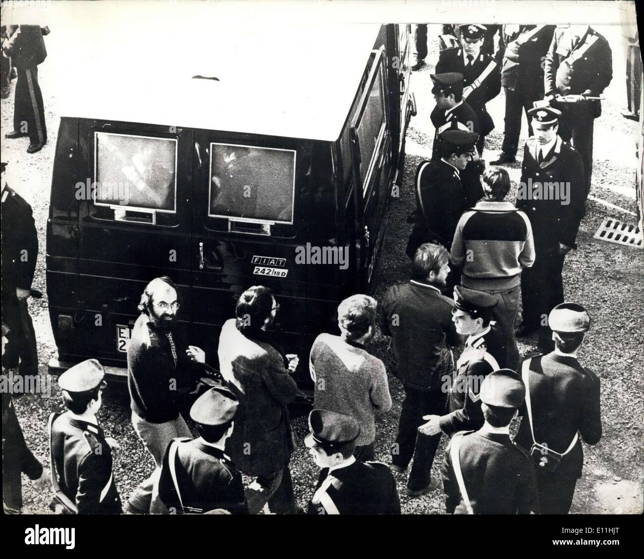 Mar 16, 1978 - Il processo delle Brigate Rosse: le prove delle Brigate Rosse ha iniziato in Italia con la tragedia, il giorno del giudizio,m una polizia marchal, Rosaqrio Berardi, 51, padre di cinque figli, è stato trovato ucciso. I motivi per l'uccisione era che le Brigate Rosse volevano le autorità di rinviare il processo per la terza volta. La foto mostra le Brigate Rosse sono confinate dai Caribinieri (Esercito Ttalian Polizia di Stato) in furgoni di polizia dopo il primo giorno del periodo di prova la settimana scorsa. Foto Stock