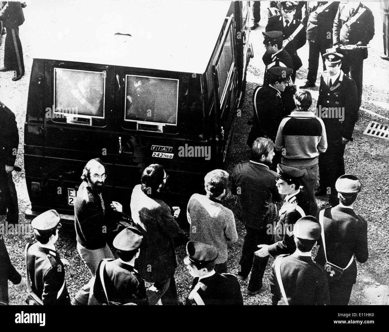 Le Brigate Rosse scortati dalla polizia Foto Stock