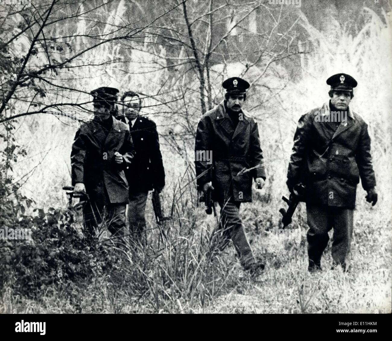 Mar 22, 1978 - guardie di polizia ucciso in Aldo Moro il rapimento. Cinque poliziotti italiani che hanno formato la scorta di Aldo Moro, presidente del partito cristiano democratico, sono stati hanno teso una imboscata e colpito a morte dalle Brigate Rosse i terroristi in una strada di Roma la scorsa settimana. Essi poi rapiti statista italiano che è stato il primo ministro italiano per cinque volte. Moro era il suo modo alla chiesa dove egli andava ogni mattina circa 9 a.m. Il destino di Moro è sconosciuto dopo che egli è stato tirato dalla sua vettura e spinto in un altro appartenente ai terroristi e si era creduto che egli era stato ferito durante le riprese Foto Stock