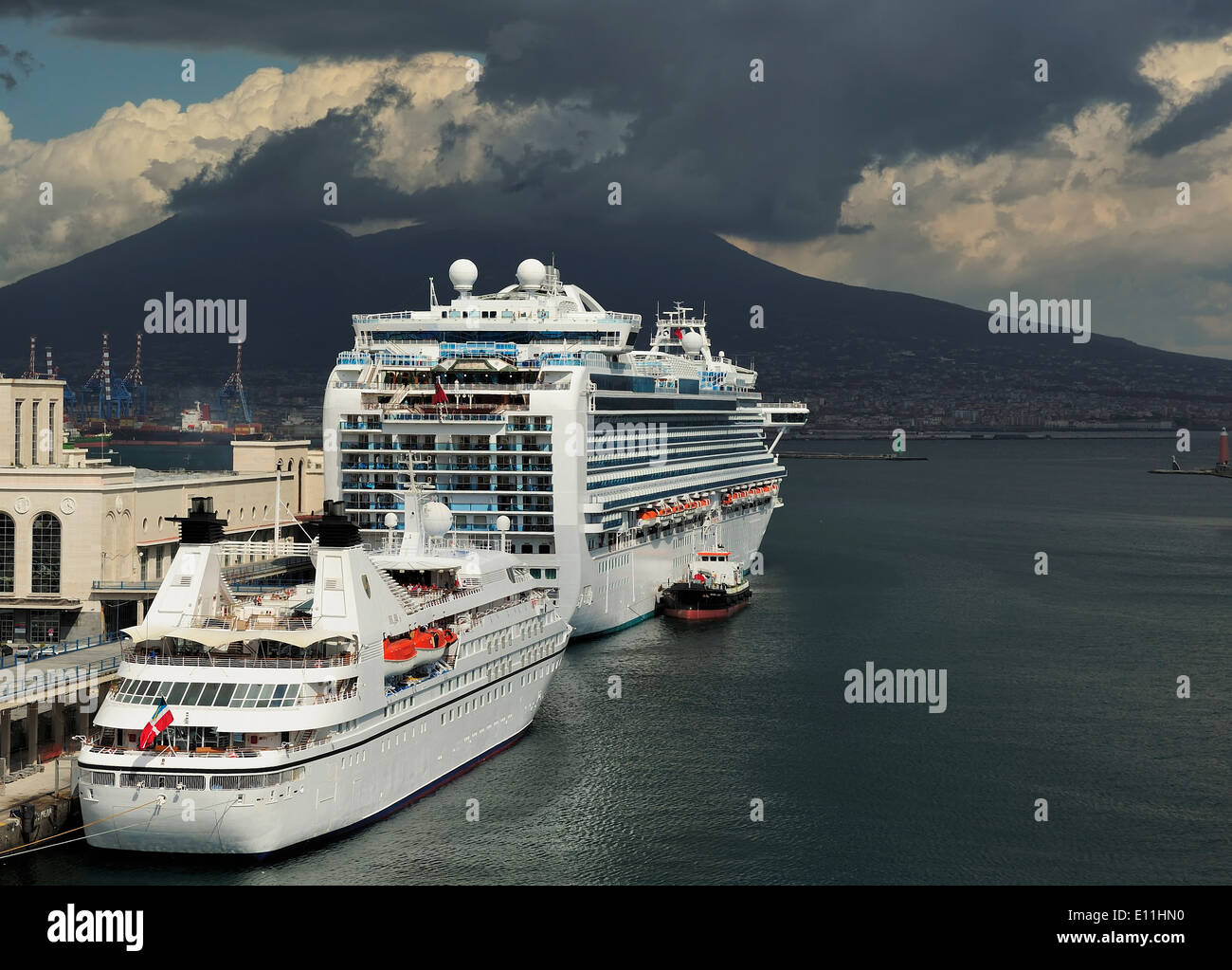 Il Vesuvio e il porto di Napoli, Italia Foto Stock
