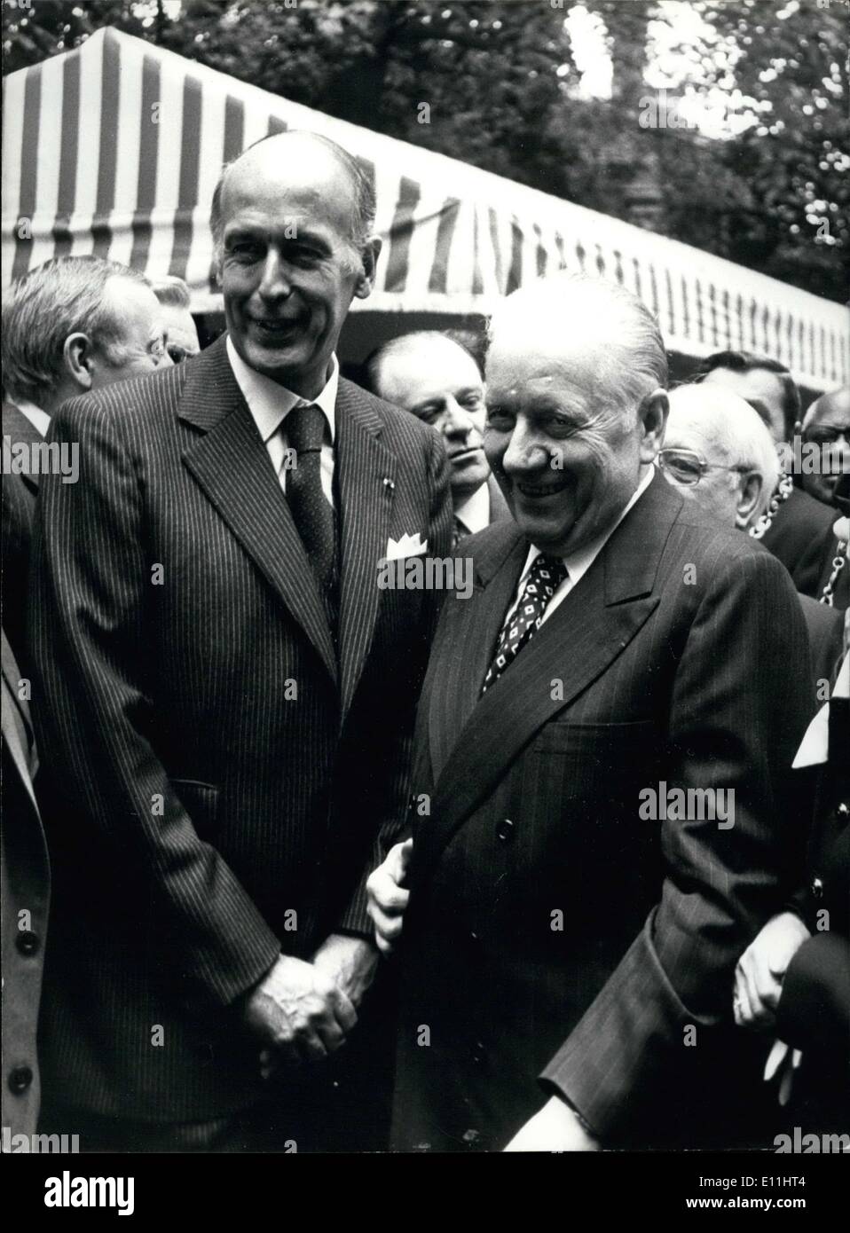 Giugno 22, 1978 - Il Presidente Giscard d'Estaing (sinistra) e il Sig. Alain Poher, il leader della maggioranza del Senato, sono sorridente nonostante il gran numero di ospiti che li circondano sul prato presso il Senato tradizionale Garden Party in giardini di Lussemburgo. Foto Stock