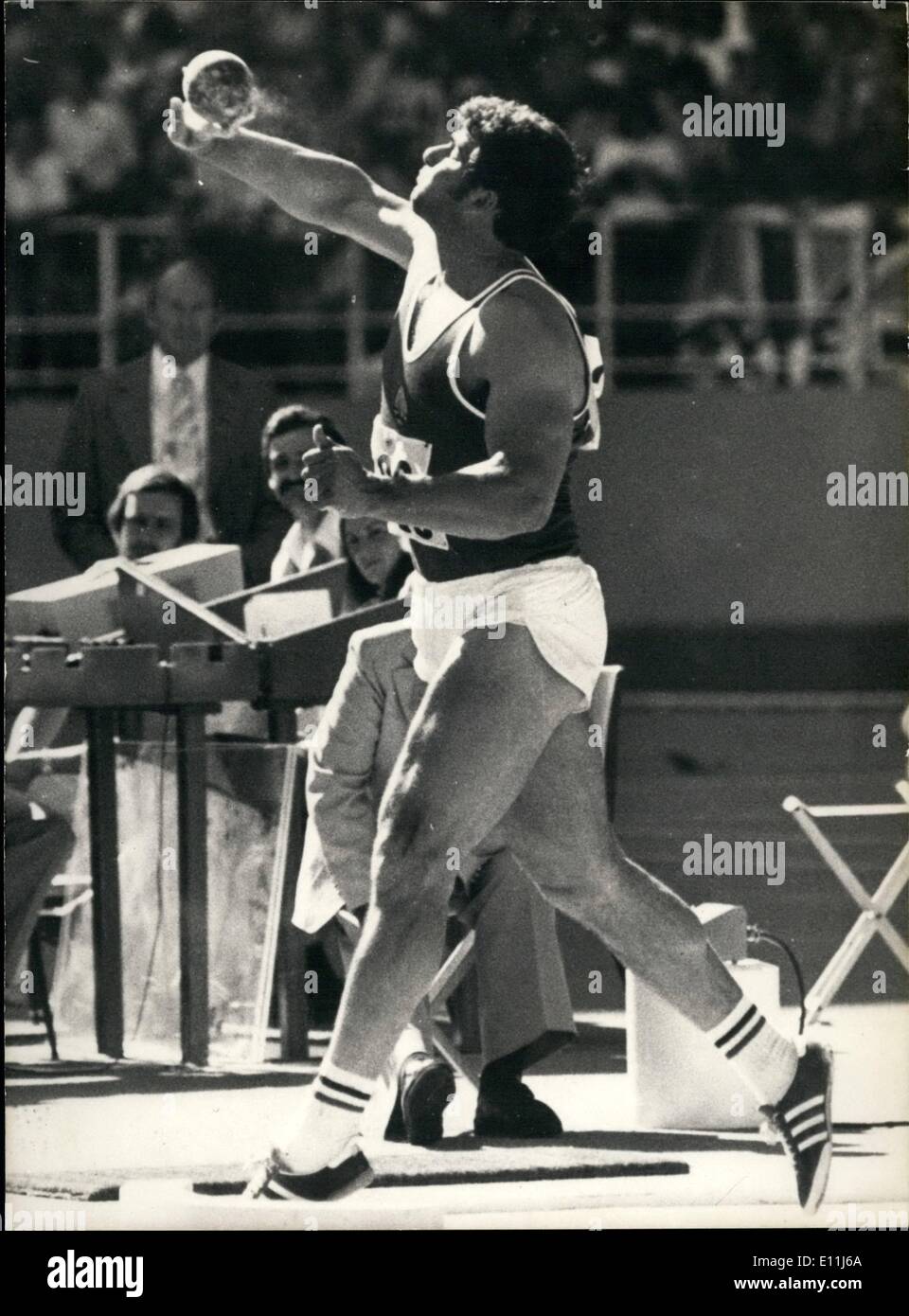 Lug. 07, 1978 - Udo Beyer, il tedesco shot-put thrower ha stabilito un nuovo record del mondo la scorsa notte da gettare il colpo messo 22.15 metri. Foto Stock