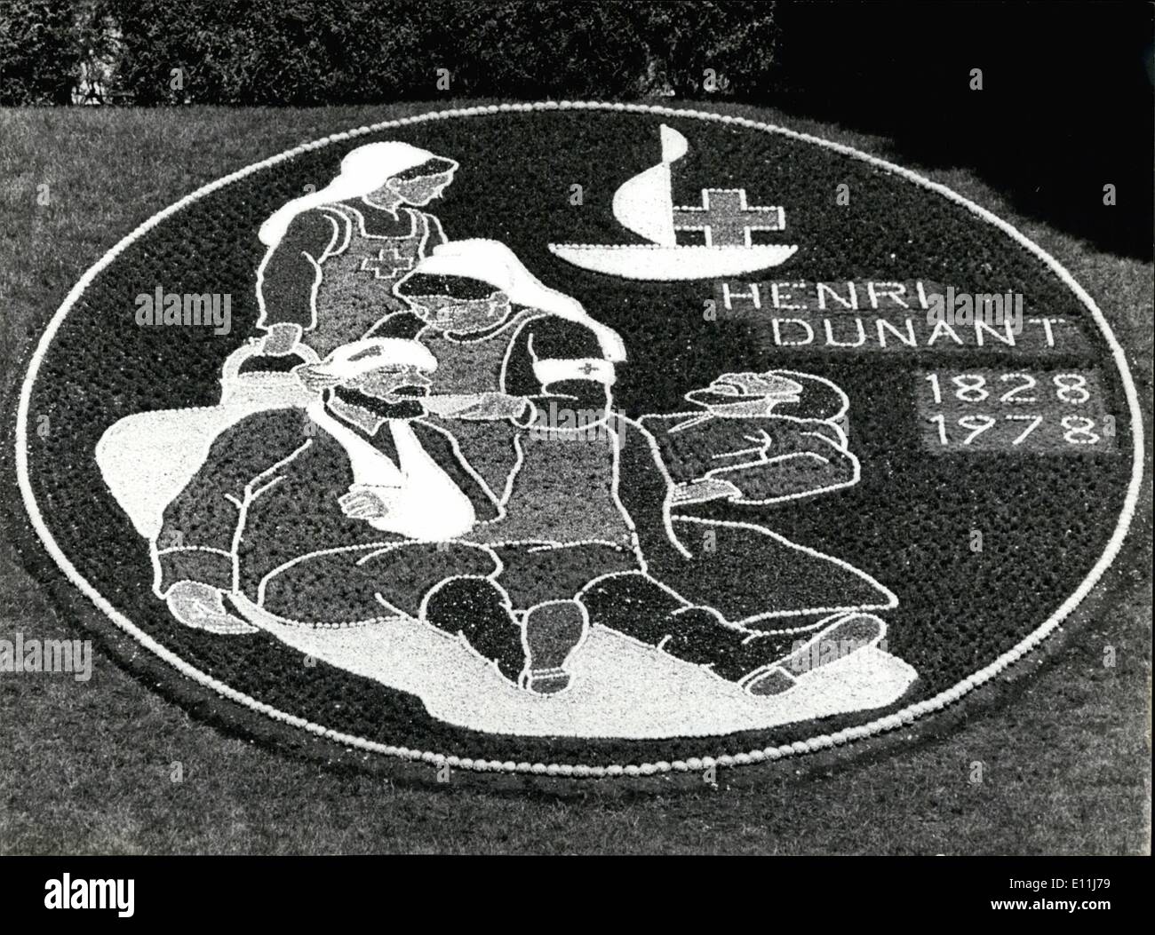 Lug. 07, 1978 - Foto di fiori in onore della Croce Rossa fondatore Henri Dunant: quest'anno al amante del mondo viene celebrato il centesimo compleanno di Henri Dunant, il fondatore della Croce Rossa e cittadino di Ginevra. Vicino al lago di Ginevra nella città svizzera di Nyon quest'anno la tradizionale immagine di fiori è stato creato come un hororation di Dunant. Foto Stock