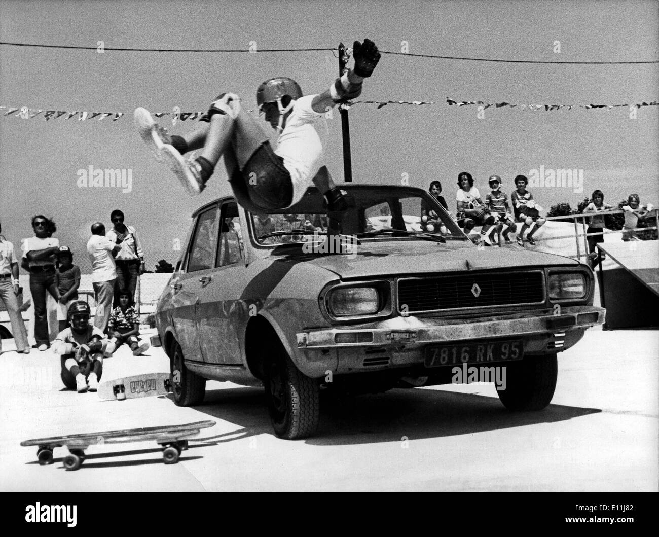 Jul 14, 1978; Paris, Francia; francese campione di skateboard, NICOIS CHRISTOPHER, si aggiudica il primo posto su American guidatore di skateboard, STEVE Foto Stock