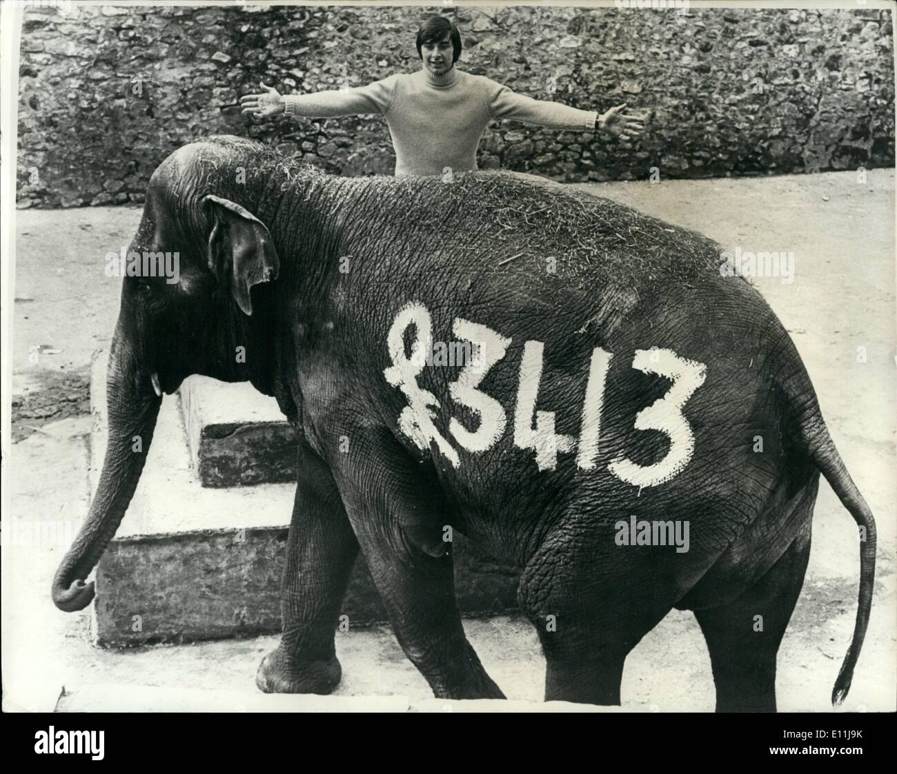 4 aprile 1978 - pagamento da parte di Elephant: Il proprietario del parco faunistico Hugh Taylor ha fatto un'offerta sfacciata per bilanciare il suo conto. Offrì a Chiki l'elefante per l'insediamento dei suoi circa 3.413 arretrati. Ma i funzionari del consiglio di Yeovil, Somerset, rifiutarono di accettare il tusker da dieci tonnellate. E il magistrato della città gli ordinò di pagare con mezzi più convenzionali. La sua protesta nella camera del tribunale è stata fatta perché non è d'accordo con il modo in cui le tariffe vengono valutate nel suo parco naturale Cricket St. Thomas. La foto mostra Hugh Taylor con Chiki l'elefante quando hanno fatto la loro protesta in aula di tribunale di recente. Foto Stock