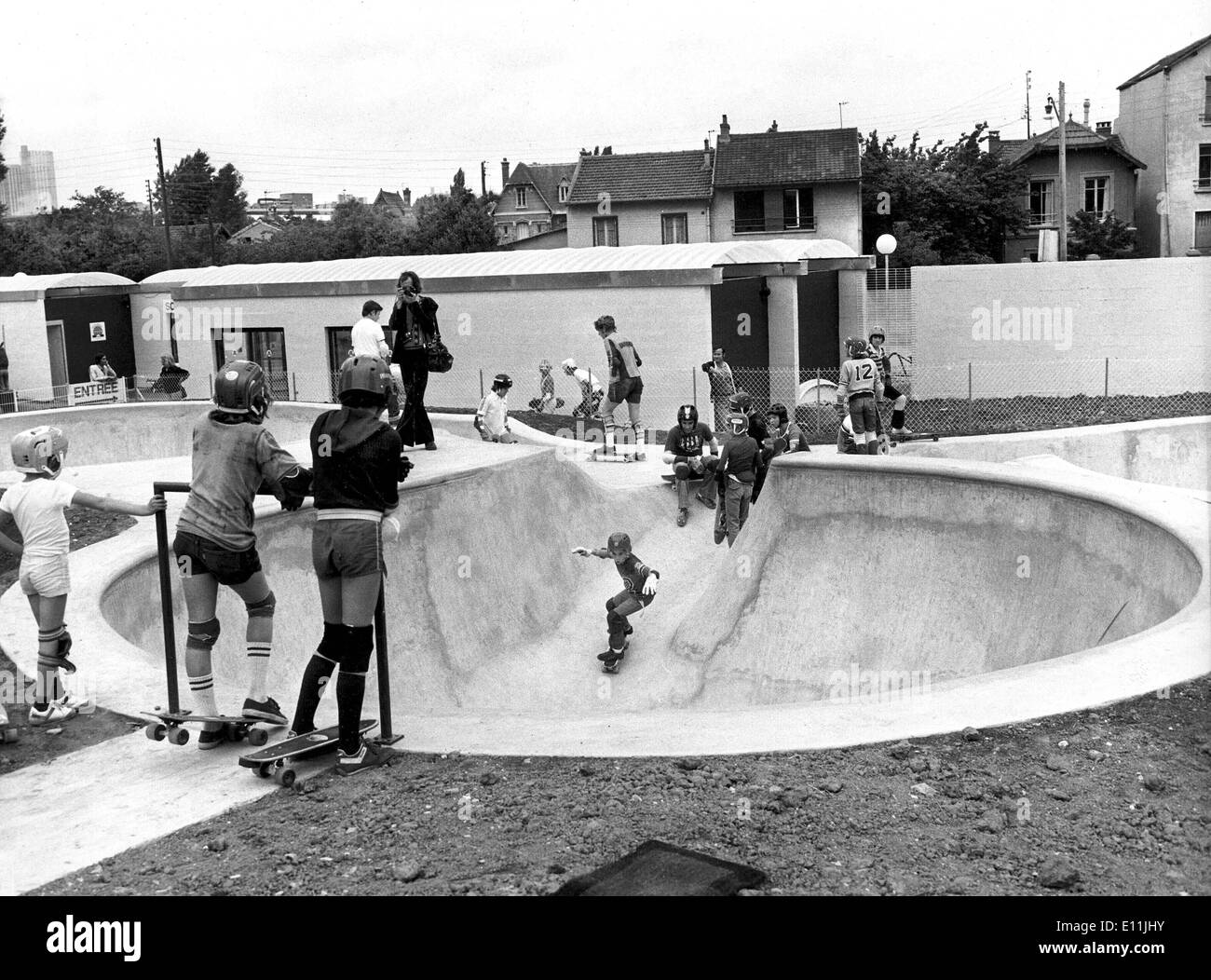 Aug 06, 1978; Paris, Francia; il francese lo skateboard la gioventù ha ora  il loro primo skate park. Pattino per i bambini di tutte le età possono ora  andare al parco progettato