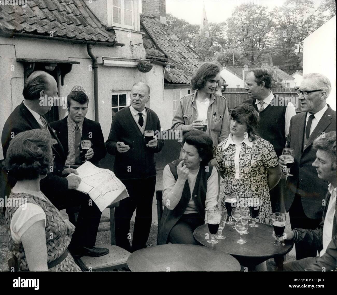 05 maggio 1978 - Gli abitanti di un villaggio di celebrare milioni di sterline trattativa terra gli abitanti di un villaggio a Harwick, Cambridgeshire, si riuniranno presso il pub per celebrare Foto Stock