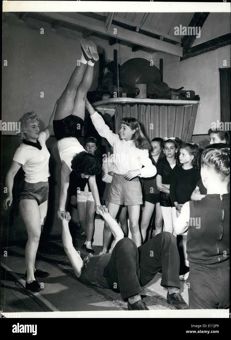 05 maggio 1978 - Aspiranti acrobati in treno in Brixton: Eugene agisce come la base per una serie di pezzi e un handstand durante una delle sue classi. Foto Stock