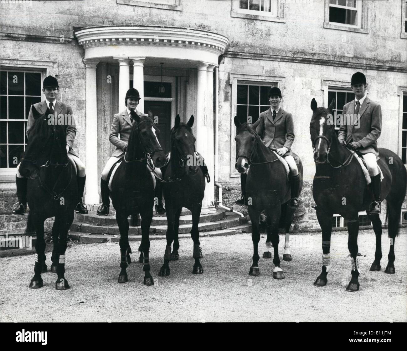 Agosto 08, 1978 - La Gran Bretagna è tre giorni di manifestazione team: in Gran Bretagna da tre giorni di manifestazione team che vola fuori di sabato 2 settembre per i Campionati del Mondo a Lexington, Kentucky, Stati Uniti d'America sono stati oggi ''a casa'' per la stampa a casa Bathampton, vicino Wylye, Wiltshire durante l'ultima sessione di allenamento. La foto mostra i membri del team (da sinistra a destra) Christopher Collins a Smokey VI Lucinda Prior-Palmer sul villaggio Gossip e accanto il suo secondo il monte salta in chiaro, Jane Holderness-Roddam sul guerriero e Richard Meade Bleake sulle colline. Foto Stock