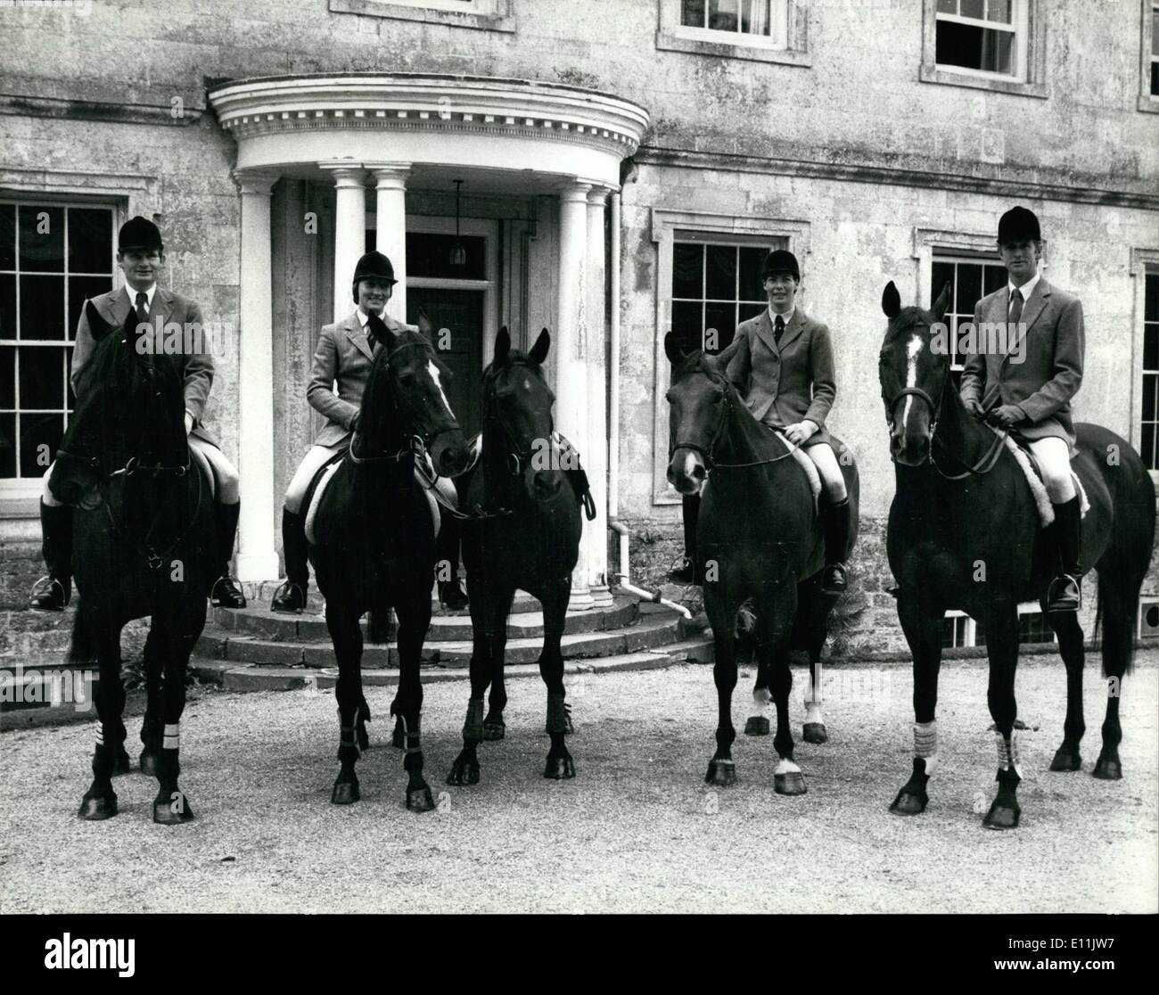 Agosto 08, 1978 - La Gran Bretagna è tre giorni della manifestazione il team della Gran Bretagna la tre giorni di manifestazione team che vola fuori di sabato 2 settembre per i Campionati del Mondo a Lexington, Kentucky, Stati Uniti d'America sono stati oggi 'a casa' per la stampa a casa Bathampton, vicino Wylye, Wiltshire durante l'ultima sessione di allenamento. La foto mostra: i membri del team (da sinistra a destra), Christopher Collins a Smokey V1, Lucinda prima Palmer sui pettegolezzi del villaggio e il suo successivo montaggio a seconda salta in chiaro, Jane Holderness Roddam sul guerriero e Richard Meade per Bleak colline. Foto Stock