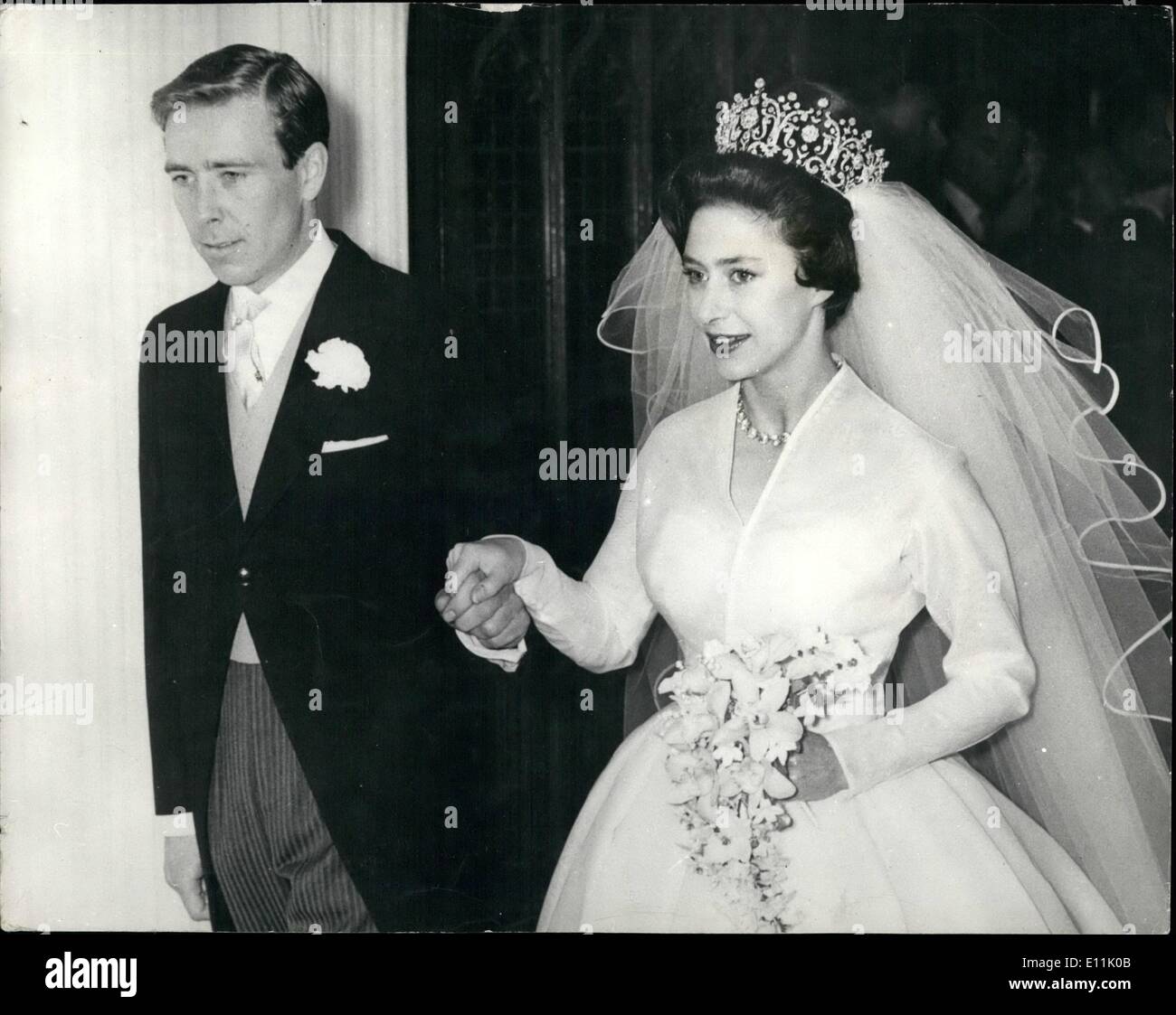 05 maggio 1978 - Il divorzio per la principessa Margaret e signore sowdon principessa Margaret e lore snow-don sono per ottenere il divorzio e le loro estremità 18 anno vecchio matrimonio, questo è stato annunciato da Kensington Palace di ieri. La dichiarazione di sair ''La Sua altezza reale la principessa Margaret, contessa di snow-don e il conte di snowdrop, dopo due anni di separazione hanno convenuto che il loro matrimonio dovrebbe essere formalmente chiuso di conseguenza, Sua altezza reale avrà inizio il procedimento legale.'' La foto mostra la principessa Margaret e tony Armstrong- Jones lasciate Westminster Ardine dopo il loro matrimonio il 6 maggio 1960. Foto Stock