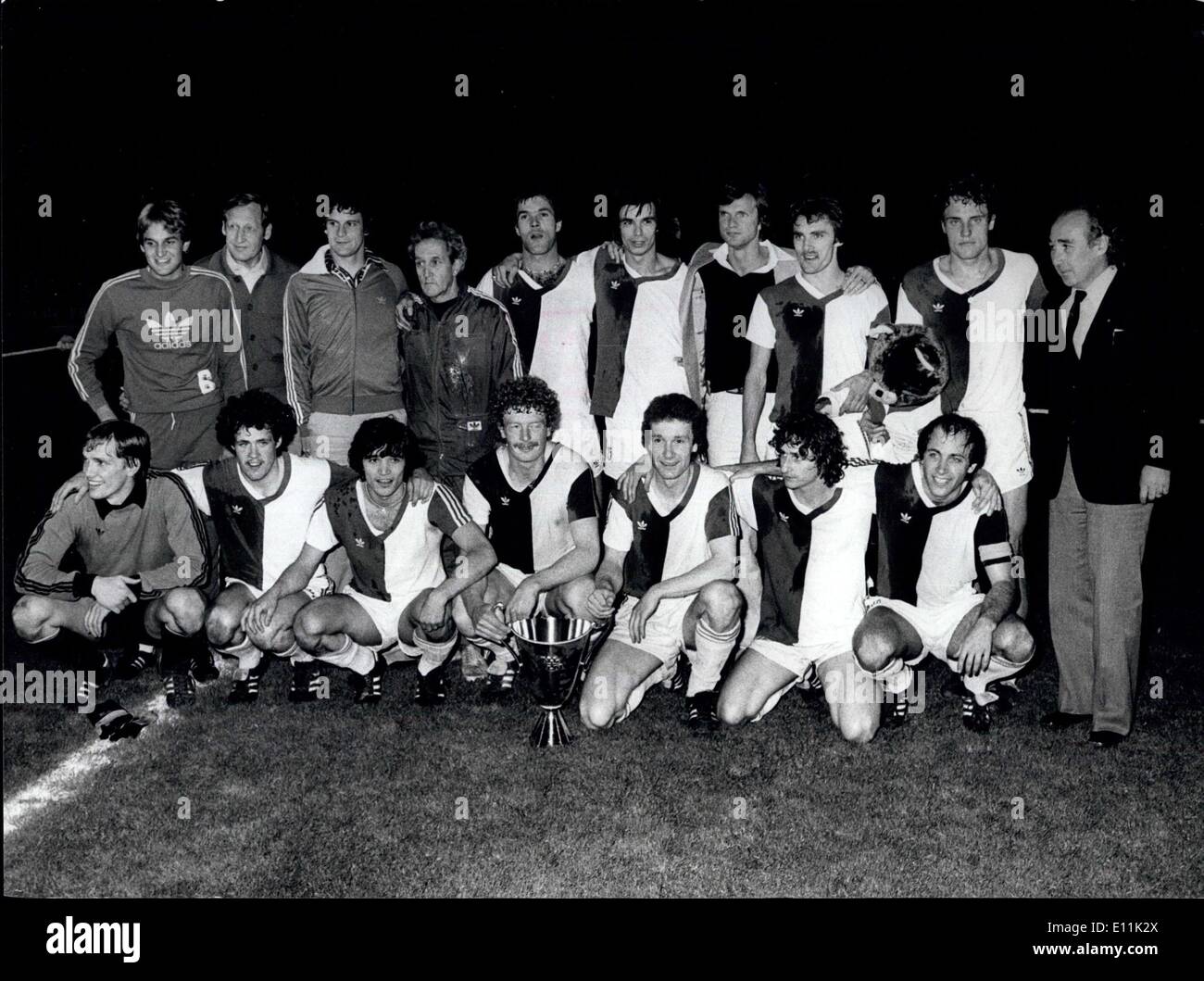 31 maggio 1978 - cavallette- soccer champion della Svizzera 1978: Soccer-team ''cavallette" di Zurigo/Svizzera ha vinto il titolo di Campione Svizzero 1978 sconfiggendo Bsle 4:2 sabato 27 maggio. L'immagine mostra: il team vincente (dietro): Herrmann, pullman JOhannson, Hagenbuch, massaggiatore Brunner, Elsener, Nafzger, Becker, Hey, Susler,(davanti,da sinistra): Berbig, Wehrli, ponte, Bauer, Mountandon, NIggl e Meyer. Foto Stock