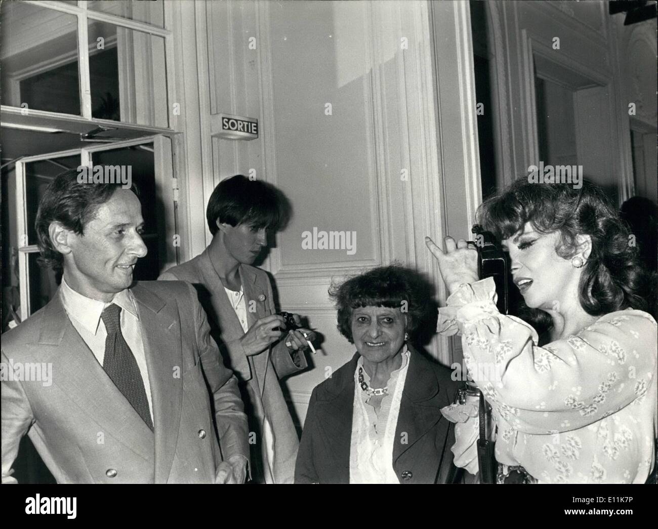 Sett. 09, 1978 - Quand Gina Photographie La Mode... C'est en professionnelle, L' Appareil photo a la main, que Gina Lollobrigida Foto Stock