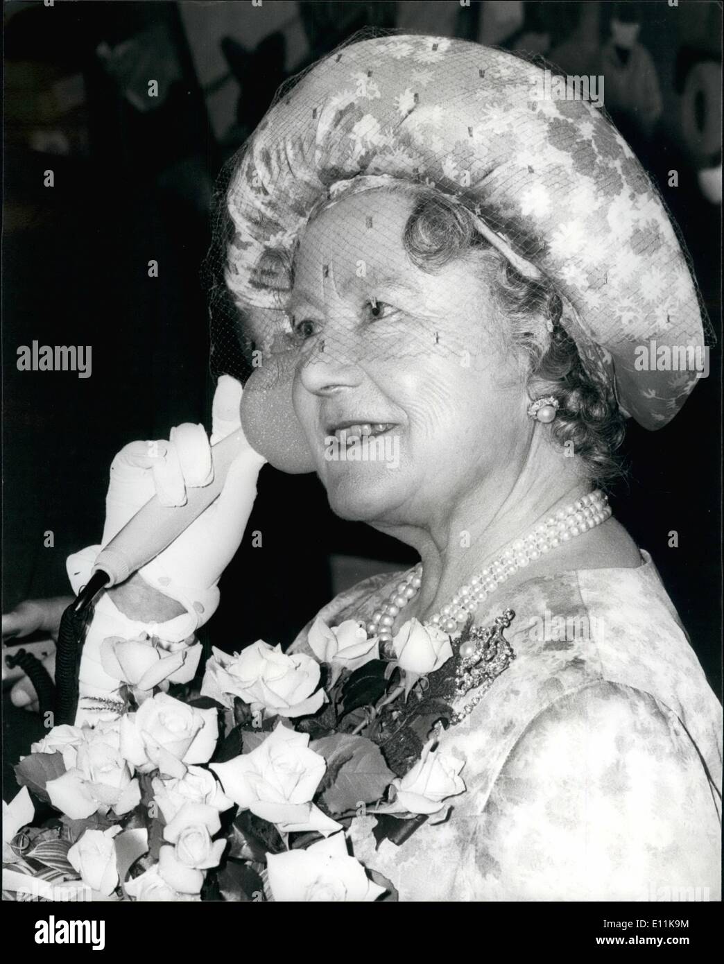 Giugno 06, 1978 - La Regina madre apre Londra Home per Overlord ricami; sul trentaquattresimo anniversario del D-day, la Regina Madre aperta oggi una mostra permanente di Overlord Ricami in porto storico Tun camera presso Whitthreads sede nella City di Londra. La tappezzeria, che è 272 piedi lungo è stato commissionato dal Signore Dulverton dal Royal Shcool del ricamo per commemorare l'invasione alleata della Normandia che è stata denominata codice Overlord Foto Stock