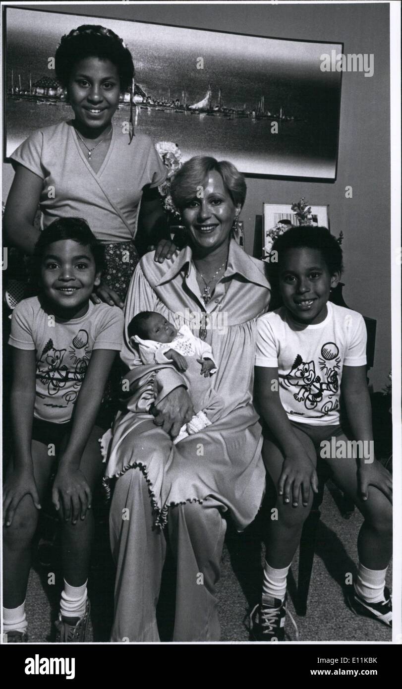 Giugno 06, 1978 - di Pele figlia più giovane è nato lo scorso 8 giugno a New York. Il bambino di nome Jennifer Cholby Nascimento era 2,5 kg e 40cm. Queste sono le sue prime foto di famiglia: (stand) Kelly Cristina (11 anni di Pele figlia); (sat) Denis (di Pele nipote), Rosa (Pele la moglie e il bambino e Edson Jr. (8 anni di Pele figlio), nel loro appartamento di New York. Pele è stato in Argentina per la Coppa del mondo, dal momento della sua nascita. Egli ha appena volato per una breve visita per vedere il bambino e sono tornati a Buenos Aires. Foto Stock