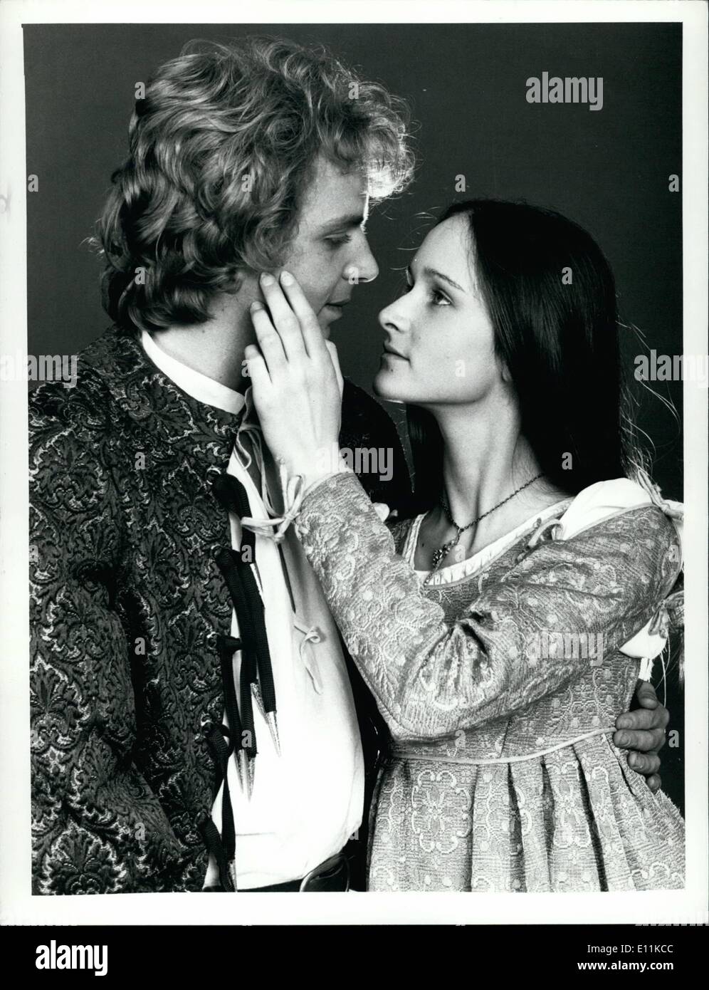 Giugno 06, 1978 - LA BBC TV Shakespeare - sulla BBC Television questo autunno: Queste sono le prime fotografie di essere rilasciato dalla BBC TV della serie di giochi di William Shakespeare. Tutte le 37 rappresentazioni verranno registrati e trasmessi per i prossimi sei anni. La prima riproduce per essere visto sulla BBC Television sarà "Romeo e Giulietta", "Richard 11' e 'come piace a voi tutti di essere trasmesso in dicembre. Mostra fotografica di Patrick Ryecart come Romeo e Rebecca Saire come Juliet. Foto Stock