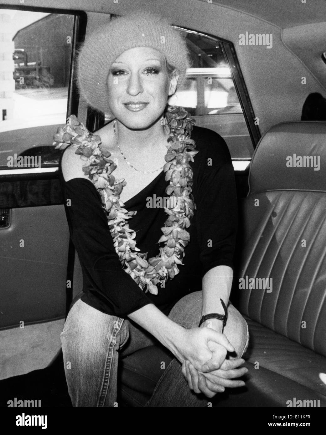 Il cantante Bette Midler seduti in auto Foto Stock