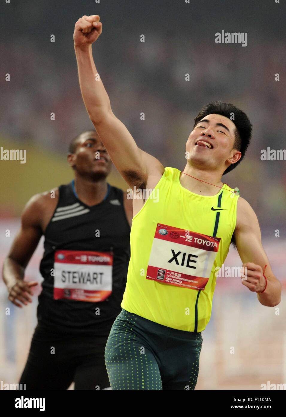 Pechino, Cina. 21 Maggio, 2014. Xie Wenjun della Cina festeggia dopo aver vinto gli uomini 110m Hurdles presso la IAAF World Challenge di Beijing in Cina, 21 maggio 2014. Credito: Gong Lei/Xinhua/Alamy Live News Foto Stock
