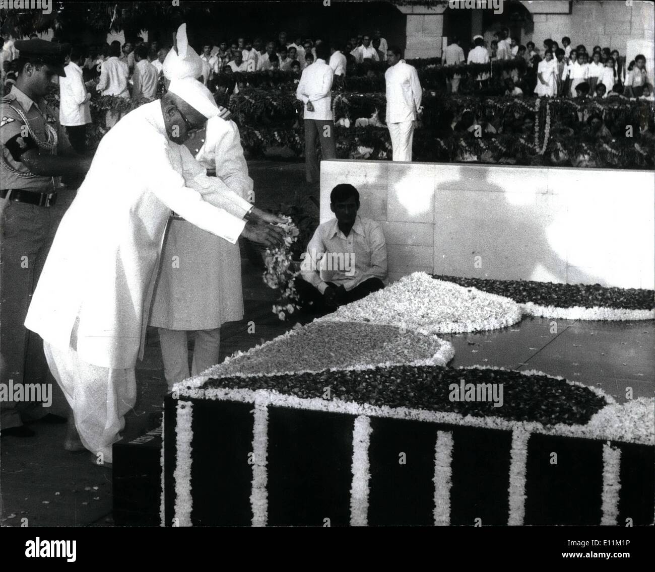 Ottobre 10, 1978 - Primo ministro Desai celebra Gandhi Jayanti: Mostra fotografica di Primo Ministro Desai dell India visto cadere petali di fiori sulla tomba di Gandhi a Raj Ghat a Delhi. Foto Stock