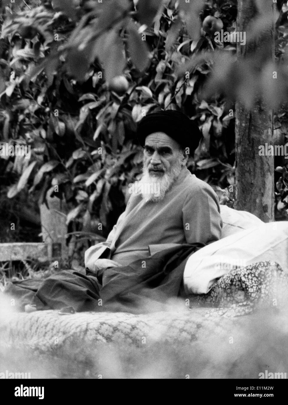 Oct 10, 1978; Paris, Francia; ayatollah Khomeini (1900-1989), fondata la prima moderna Repubblica Islamica, divenne un sciiti un capo religioso musulmano ed era il 1979 'Time Magazine's", uomo dell'anno, nella foto dopo quindici anni di esilio. Foto Stock
