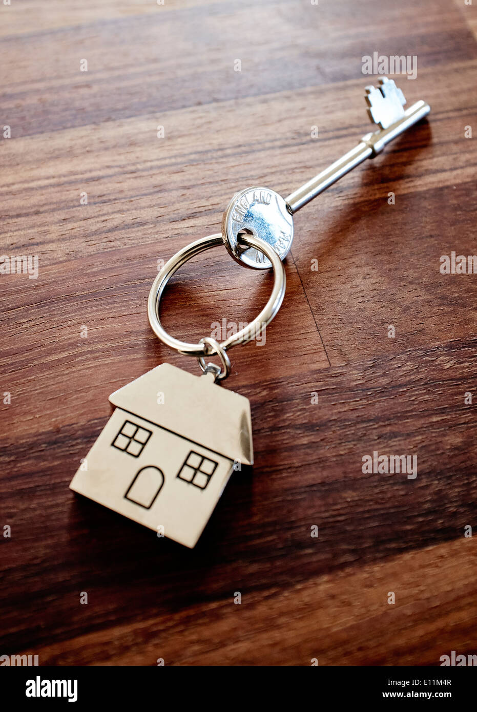 Le chiavi di casa al buio su un tavolo di legno top - Nuova casa la chiave della porta di casa - chiave - della chiave della porta anteriore Foto Stock