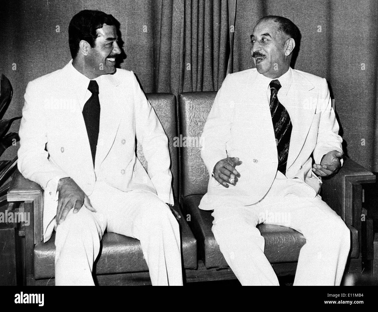 Il dittatore iracheno Saddam Hussein poi VP con l allora presidente iracheno Ahmed Hassan al-Bakr, suo cugino, un anno prima che egli distrusse lui Foto Stock