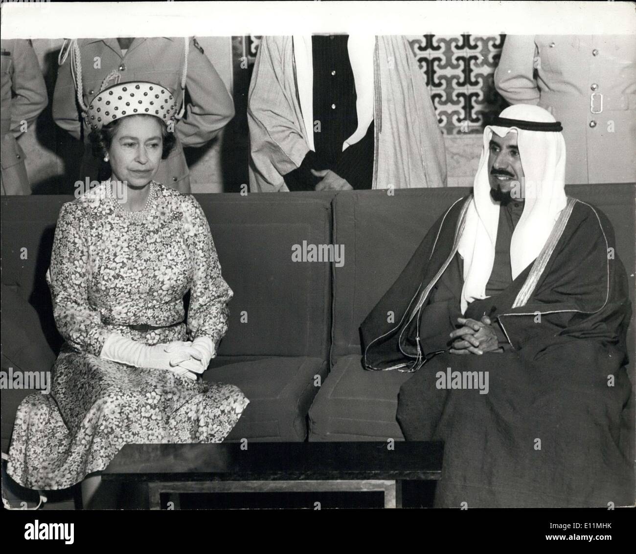 Febbraio 15, 1979 - La Regina della visita in Kuwait: della Regina e del Principe Filippo è arrivato in Kuwait il lunedì all'inizio di un vasto tour degli Stati del Golfo foto mostra la regina con l'emiro Jaber Anmel Alsabed Alsabah, dominatore del Kuwait, in auto Palace, il Amir la residenza ufficiale. Foto Stock