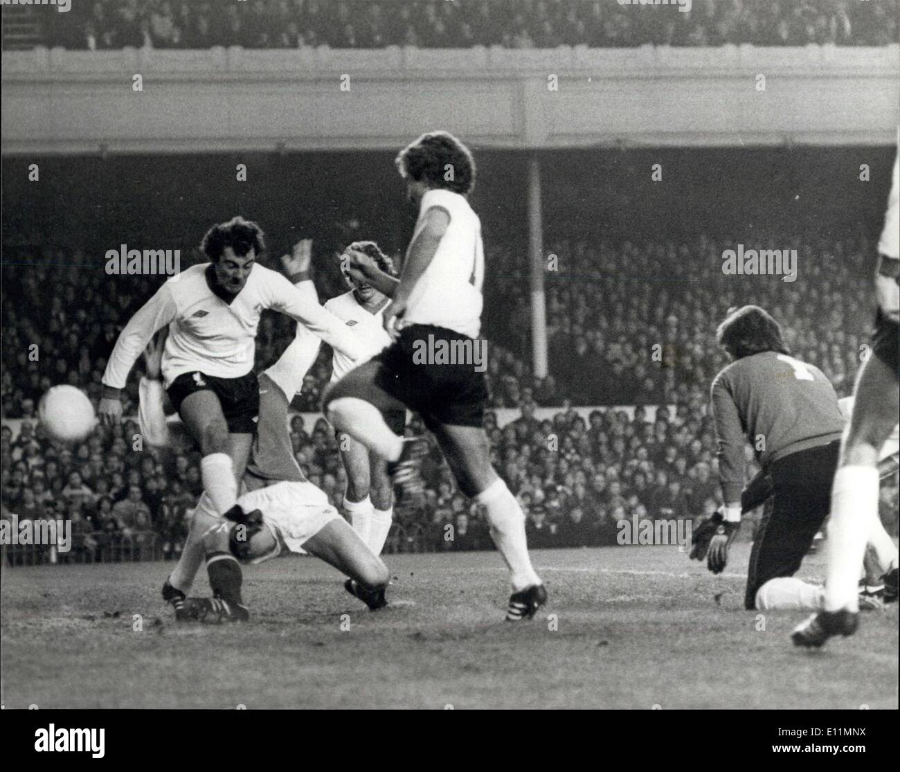 Dic. 02, 1978 - Arsenal V Liverpool a Highbury - Mostra fotografica - David Price il Arsenel punteggio visto il suo team primo obiettivo nascosto dietro Ray kennedy il Liverpool No.5. Con Ray Clemonce il Liverpool Goalie ben sbattute sulla destra. Foto Stock