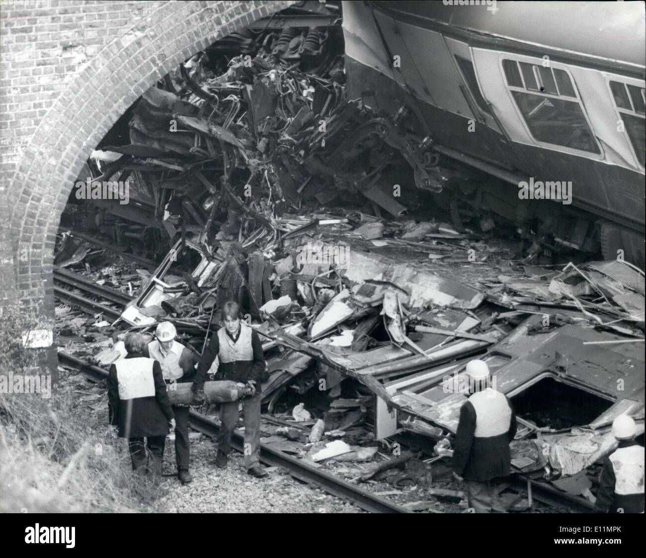 Il 12 Dic. 1978 - Quattro muoiono in treno Brigthon crash: quattro persone morirono quando due treni si è schiantato sul Londra a Brighton la linea la scorsa notte. Sette persone sono state gravemente ferite. La 9.40 Victoria a Littlehampton treno arò nel retro di un 9.50 Victoria a Brighton in treno, arrestato in segnali a causa di una relazione di una donna sulla linea ferroviaria presso la stazione di Brighton. Il crash si è verificato in un 40ft taglio in dolce collina, Ponte a 3 miglia da Brighton. Un autobus è stato scaraventato 30 piedi in aria e si è schiantato su un altro carrello. Altre tre vetture sono state schiacciate quasi piatta sotto il ponte Foto Stock