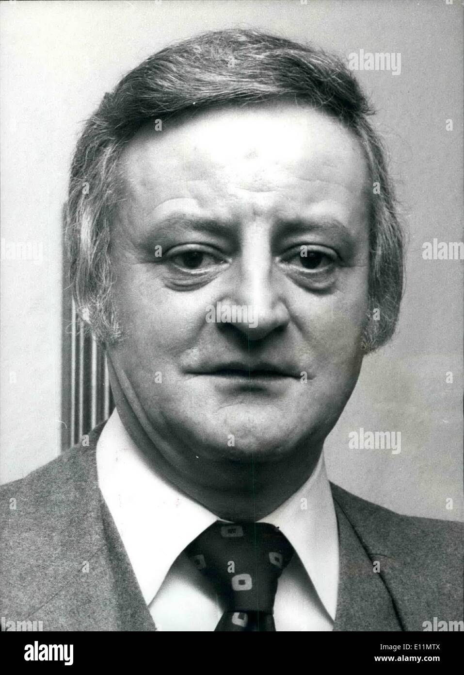 Mar 03, 1979 - Richard Tarling estradato a Singapore: finanziere Richard Tarling fu estradato a Singapore ieri ancora condanna la decisione come diabolico . Tarling, 44, facce cinque cariche di violare la società locale legge, si è detto preoccupato per trascorrere mesi in un carcere di Singapore in attesa di giudizio. Oneri di ciascuna porta un massimo di due anni. Tarling era un ex socio di Jim Slater. La foto mostra il sig. Tarling 44, ex presidente di Haw Par Brothers International, chi è stato estradato a Singapore ieri. Foto Stock