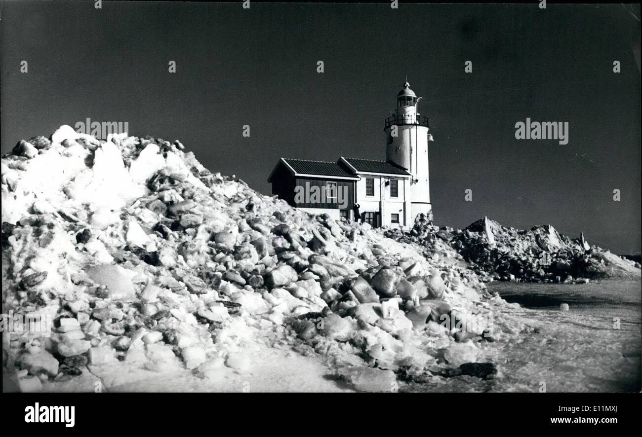 Mar 03, 1979 - R''Iceberg'' in Olanda: causata da un vento molto forte di un sacco di drift-ghiaccio è stato gettato sulla riva del Ljsselmeer. La foto mostra il''Iceberg'' ai piedi della ''Il Cavallo'', la luce casa di villaggio Marken. Foto Stock