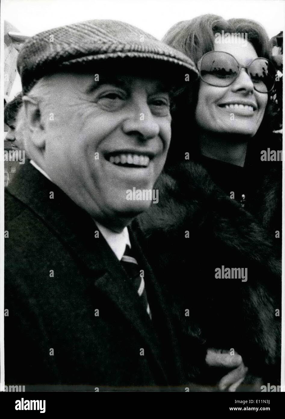 Il 12 Dic. 1978 - Produttore di Film Carlo Ponti diventano 65: sposata con un ben noto donna: .....ma un ben noto anche l'uomo - che è Carlo Ponti, che diventa 65 anni al 12 dicembre 1978. L'italiano - alle prese con l'ufficio fiscale del suo paese di residenza - vive con sua moglie Sophia Loren e i suoi due figli a Parigi. Ponti produce un sacco di film,titoli come ''Rom, città aperta " (premiato con il premio della critica 1947) ''La Strada (premiato con un Oscar) e ''Dr. Schiwago'' (sei Oscar) sono tra loro. La foto mostra il giovane Carlo Ponti/Sophia Loren durante una visita a Occidentale-germania. Foto Stock