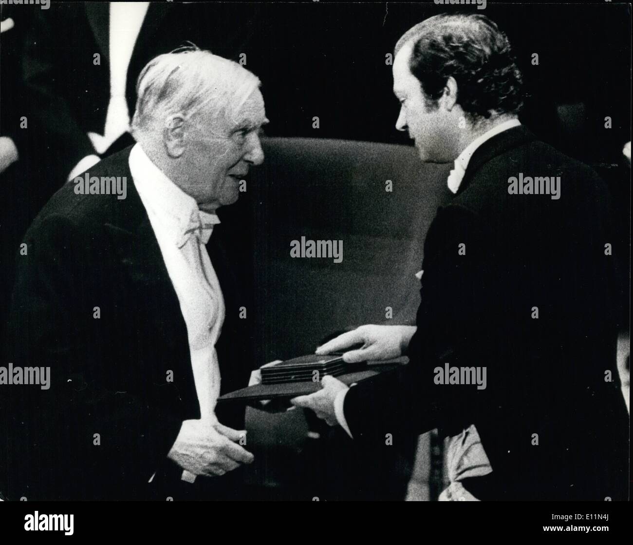 Il 12 Dic. 1978 - Premio Nobel 1978: Foto Mostra Il Nestor del '78 Laureate 84-anno-vecchio fisico Pyotr Kapitan riceve la sua quota del premio re Carl Gustaf a Stoccolma. Foto Stock