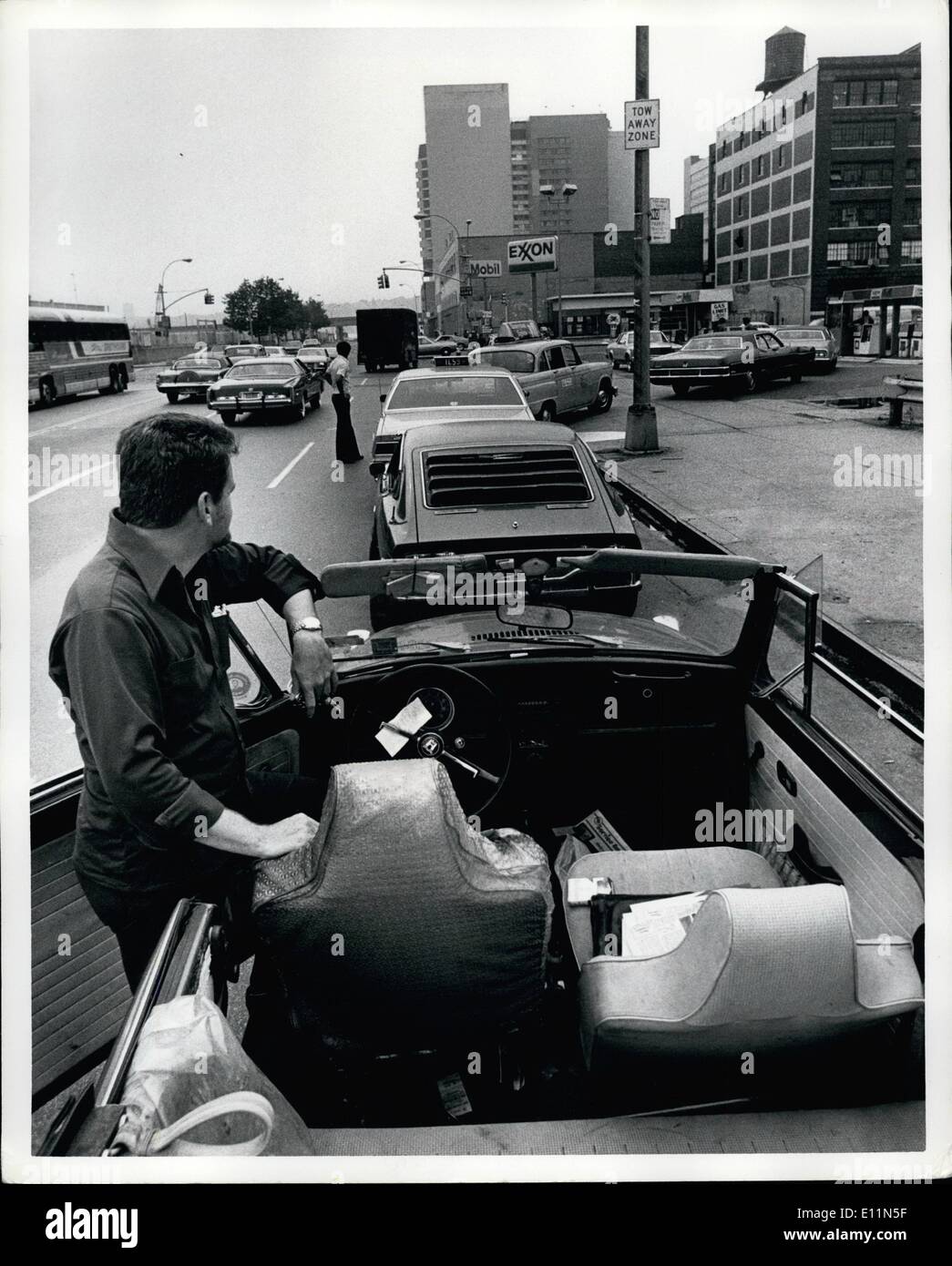 Giugno 06, 1979 - La benzina problema di alimentazione che hanno colpito la costa occidentale degli Stati Uniti lo scorso mese ha ora ricomparsa sulla costa est degli Stati Uniti come New York, New Jersey e Connecticut stanno affrontando con lunghe linee di vetture, limiti per gli acquisti di gas e i prezzi più elevati. Questa settimana i tre stati hanno avviato pari e dispari piani il giorno nella speranza di accorciare le linee lunghe. La foto mostra: Newyorkesi in attesa per un .00 limite di benzina sulla 11th. ave e 42nd Street. In fondo è un Mobil stazione che ha esaurito il gas. Foto Stock