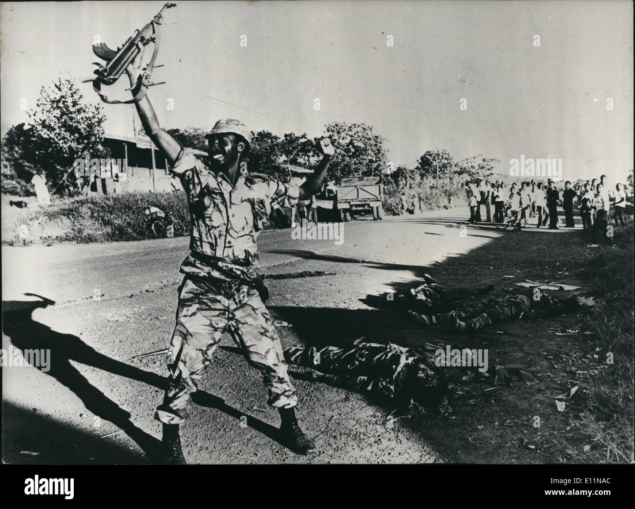 Apr. 04, 1979 - soldato della Tanzania mostra soldati libico.: un buon soldato della Tanzania dopo aver girato tre soldati libico durante la lotta per la cattura di Kampala. Enti libici sono in background. Foto Stock