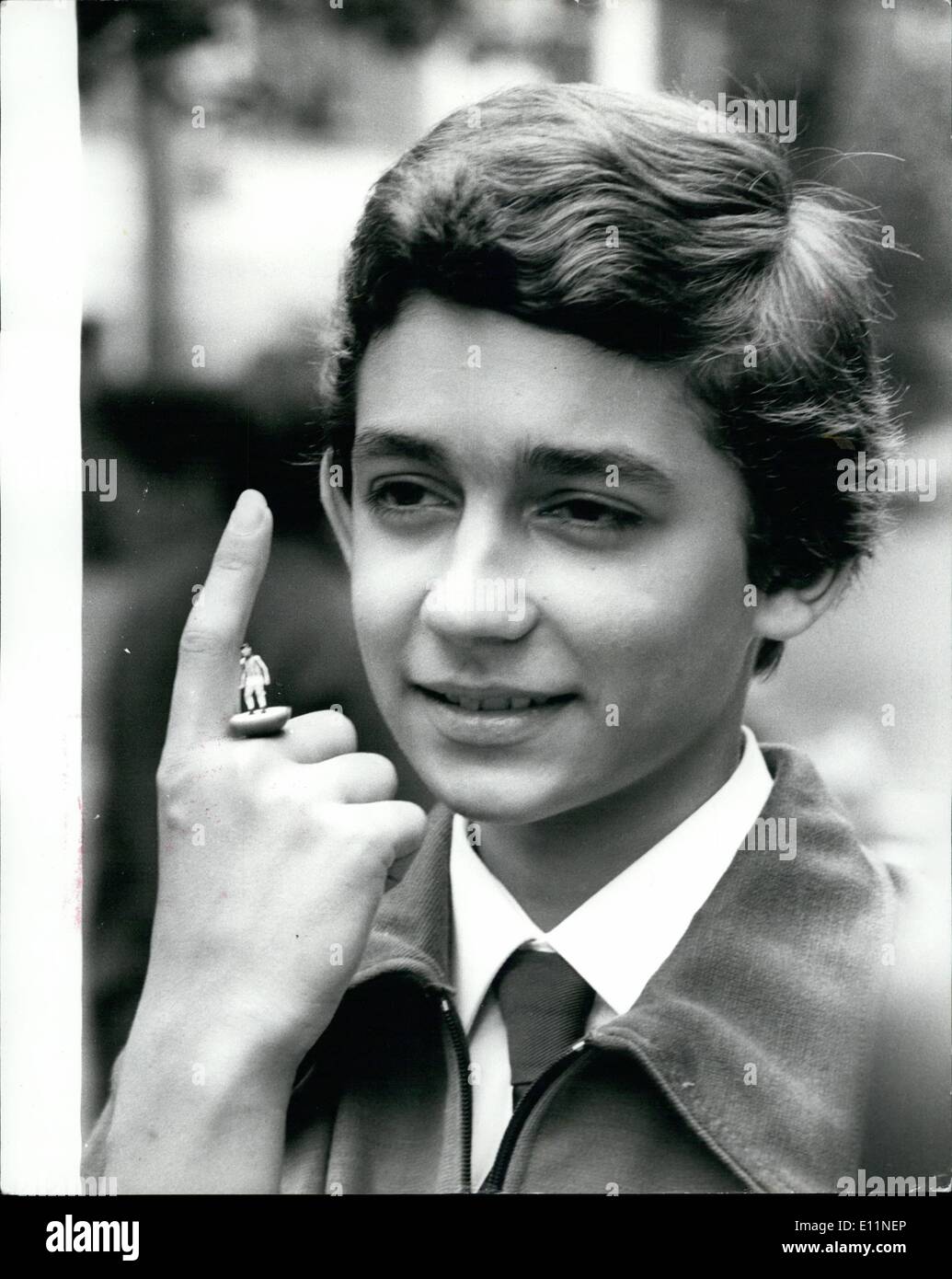 Lug. 07, 1979 - 15-anno-vecchio Aindrea Piccaluga con il mondo più costoso dito 5.000 arriva a Londra: Egli è di quindici anni fa il vecchio e un nativo di Pisa in Italia, il suo nome è Andrea Piccaluga e lui è il regnante Subbuteo® Tabella Calcio Campione del Mondo.Egli è in Inghilterra per un tour di 19 città s e città in tutta la Gran Bretagna. La sua magia dito indice è stato assicurato per 5.000 dal Subbuteo® Giochi Sport Ltd. di Tonbridge, Kent. Andrea non è mai stato picchiato nella concorrenza internazionale, sarà a dare dimostrazioni e accettare le sfide di tutti gli angoli durante il suo tour Foto Stock