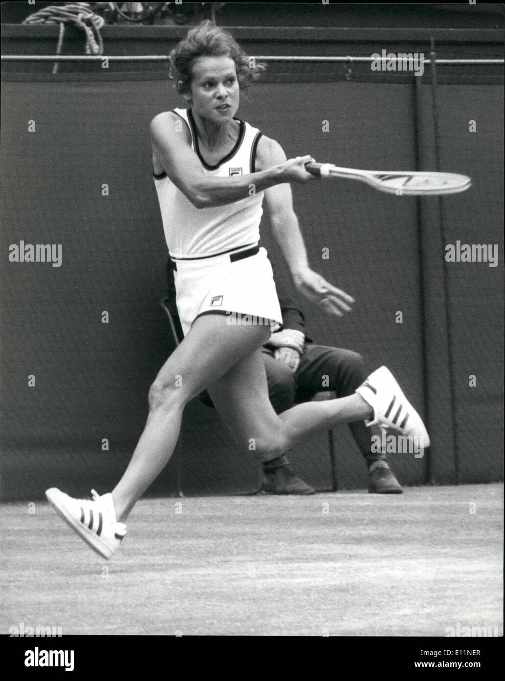 Lug. 07, 1979 - Wimbledon Tennis Sig.ra R.A. Cawley battiti V Wade; foto mostra la sig.ra Cawley visto in azione contro la Gran Bretagna è Virgiania Wade sul Centre Court oggi la signora Cawley ha vinto in retta fissa. Foto Stock