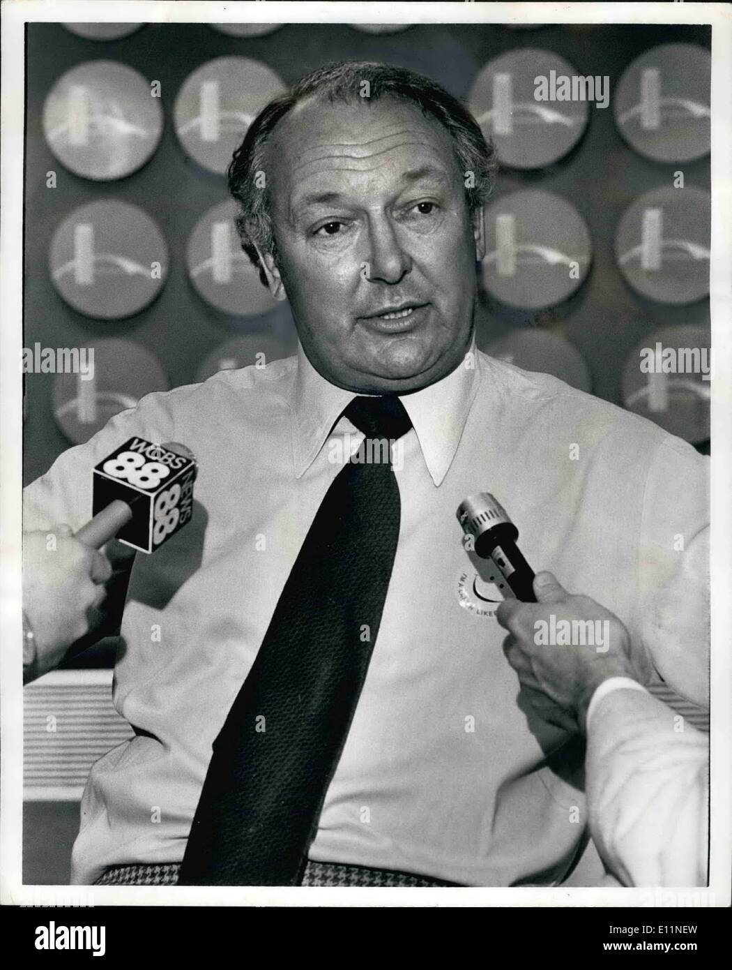 Lug. 07, 1979 - J.F.K. Aeroporto Internazionale di New York.: Il primo appuntamento è previsto DC-10 a terra in aeroporto Kennedy dato che la messa a terra di tutti i DC-10's era la Laker skyrain da Londra. Laker del proprietario Sir Freddie Laker accompagnato il firs riprende il volo per New York e servito champagne anourd il piano per i passeggeri. La foto mostra il Sir Freddie presso l'edificio degli arrivi internazionali a Kennedy dove ha dato una pressa intervue. Sir Freddie detto egli ha previsto di sicuro a causa delle perdite per le compagnie aeree Laker ha portato alla messa a terra. Foto Stock