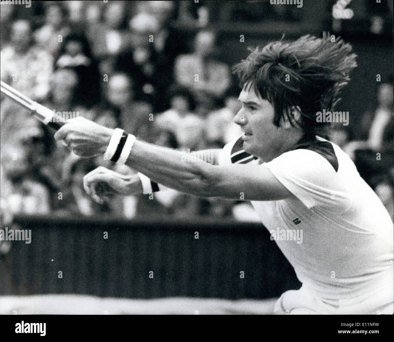 Lug. 07, 1979 - Wimbledon Tennis Connors batte Cox: mostra fotografica di Jimmy Connors usa il n. 3 seme visto in azione sul centro c Foto Stock