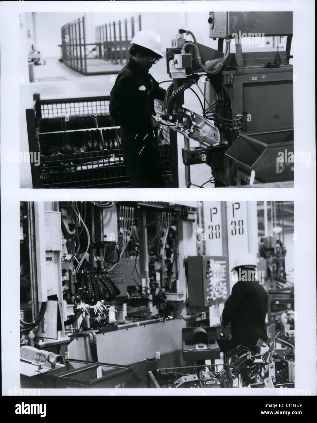 Apr. 04, 1979 - scintille rendere cigaret come tracciare nell'aria degli operatori di presse di saldatura in Volkswagen Westmoreland's body shop saldare pezzi di metallo di foglio in sottogruppi per gusci di coniglio prodotto su una vicina linea di framing. Come gli altri reparti in VW Rabbit impianto di assemblaggio, body shop utilizza entrambi gli uomini e le donne. Foto Stock