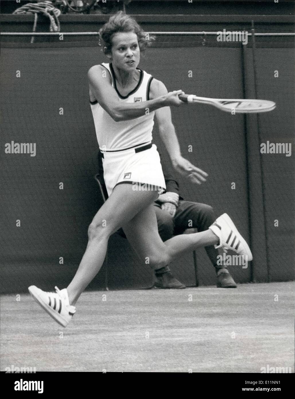 Lug. 07, 1979 - Wimbledon Tennis Sig.ra R.A. Crawley battiti V Wade. La foto mostra la sig.ra Cawley (Aust) visto in azione contro la Gran Bretagna il Virginia Wade sul Centre Court oggi la signora Cawley ha vinto è retta fissa. Foto Stock