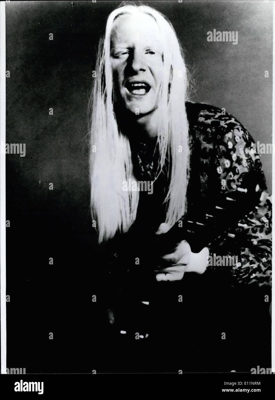 Lug. 17, 1979 - 16/17.7.1979: Grande Jazz Festival che si tiene a Monaco di Baviera/Germania Ovest. Il festival di jazz dell'anno avrà luogo oggi a Monaco di Baviera/Germania Ovest. Circa 170 mondo famoso jazz e blues musicisti daranno prestazioni nell'Olympic Hall (equipaggiato con circa 10.000 posti a sedere nel luglio del XVI e del xvii. Jazz per il popolo è il motto di questo evento che dovrebbe diventare una festa per tutta la famiglia. OPS: Johnny Winter, rock e Blues superstar con la chitarra, è uno dei più famosi artisti interpreti o esecutori al festival di Monaco di Baviera. Foto Stock