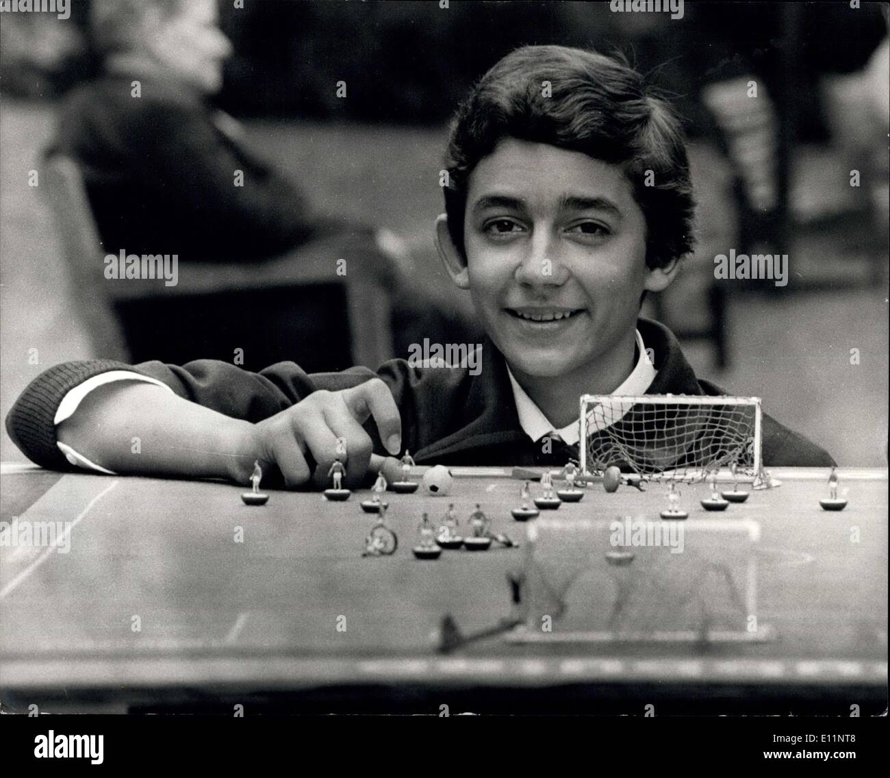 Lug. 23, 1979 - 15-Year-Old Andrea Piccaluga con il mondo più costoso dito ?25.000 arriva a Londra egli è di quindici anni e di un nativo di Pisa in Italia. Il suo nome è Andrea Piccaluga e lui è il regnante Subbuteo® Tabella calcio campione del mondo. Egli è in Inghilterra per un tour di 19 città e paesi di tutta la Gran Bretagna. La sua magia dito indice è stato assicurato per ?25.000 dal Subbuteo® Giochi Sport Ltd di Tonbridge, Kent. Andrea non è mai stato picchiato nella concorrenza internazionale, sarà a dare dimostrazioni e accettare le sfide di tutti gli angoli durante il suo tour Foto Stock