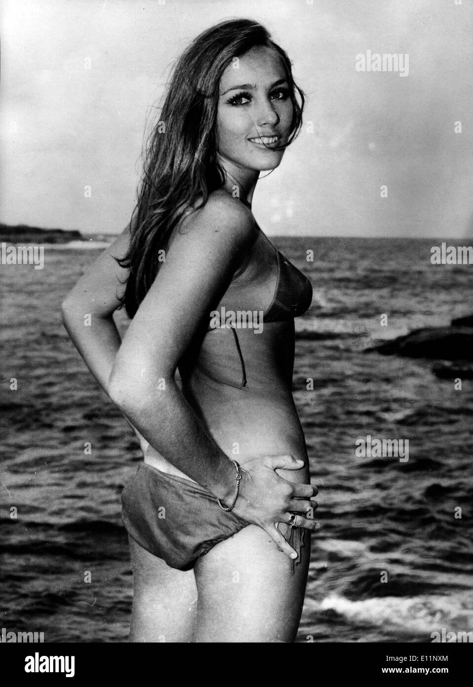 Maggio 01, 1979; Sydney, Australia; estate non è lontano in giù sotto ma LINDY MITCHELL battere la pistola quando è comparso a Maroubra Beach, Sydney, Australia. Il 21-enne bellezza indossa un due pezzi costume da bagno.. (Credito Immagine: KEYSTONE Pictures USA/ZUMAPRESS.com) Foto Stock