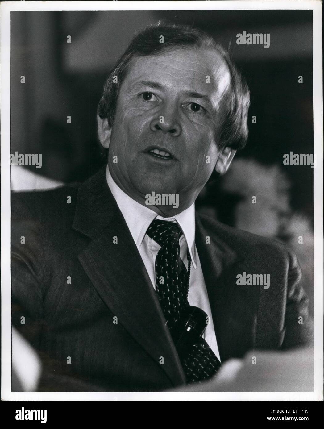 05 maggio 1979 - Il senatore Howard Baker (Sost. Tennessee) di fronte ad una linea di cottura formato con William F.Bucklet oggi alla convenzione annuale della Società Americana di editori di giornali al New York Hilton Hotel. Il 2 maggio 1979. Foto Stock